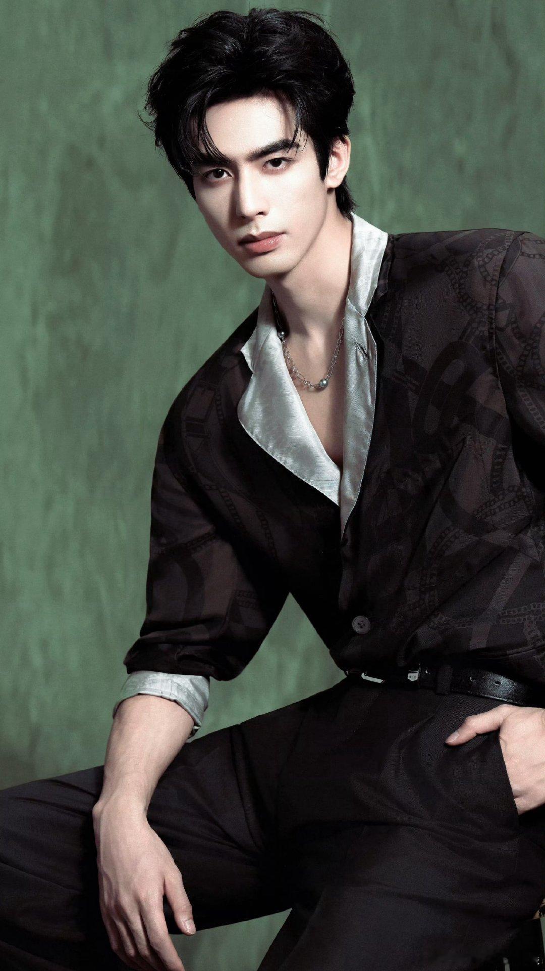 宋威龙的颜值真的也可以说是一顶一的扛打了。 