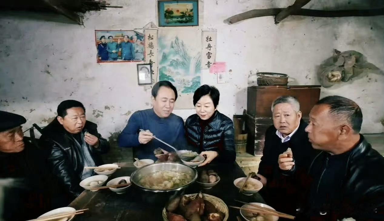 2018年，河南。许家印带妻子回太康老家，在祖屋请叔伯们吃“忆苦饭”。吃的比较简