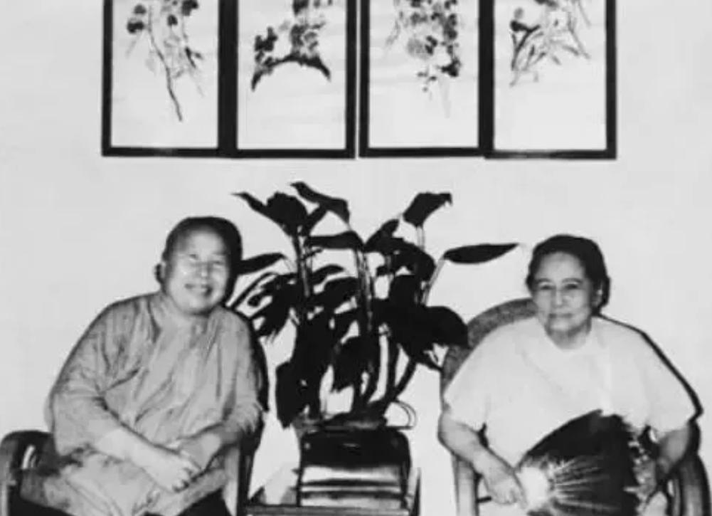 1981年5月，北京后海，病入膏肓的宋庆龄躺在床上说：“我死了以后，跟李姐葬在一