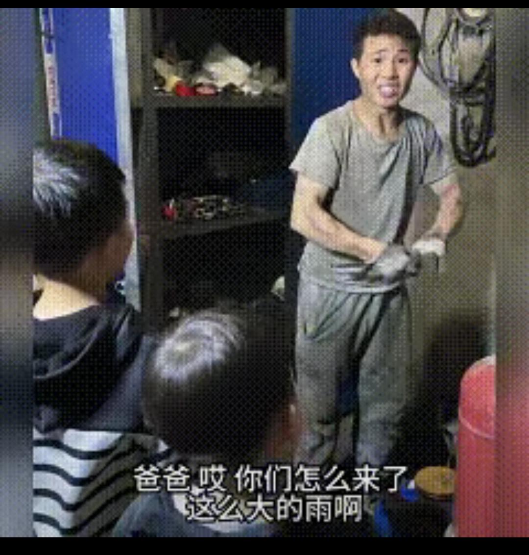 已经晚上9点了，外面还下着大雨，丈夫迟迟没有回家。女子放心不下，带着两个孩子一路