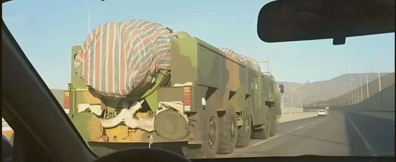 拉个木头怎么还用布包着？我们经常在新闻或图片中看到，导弹在公路或铁路上运输时，会