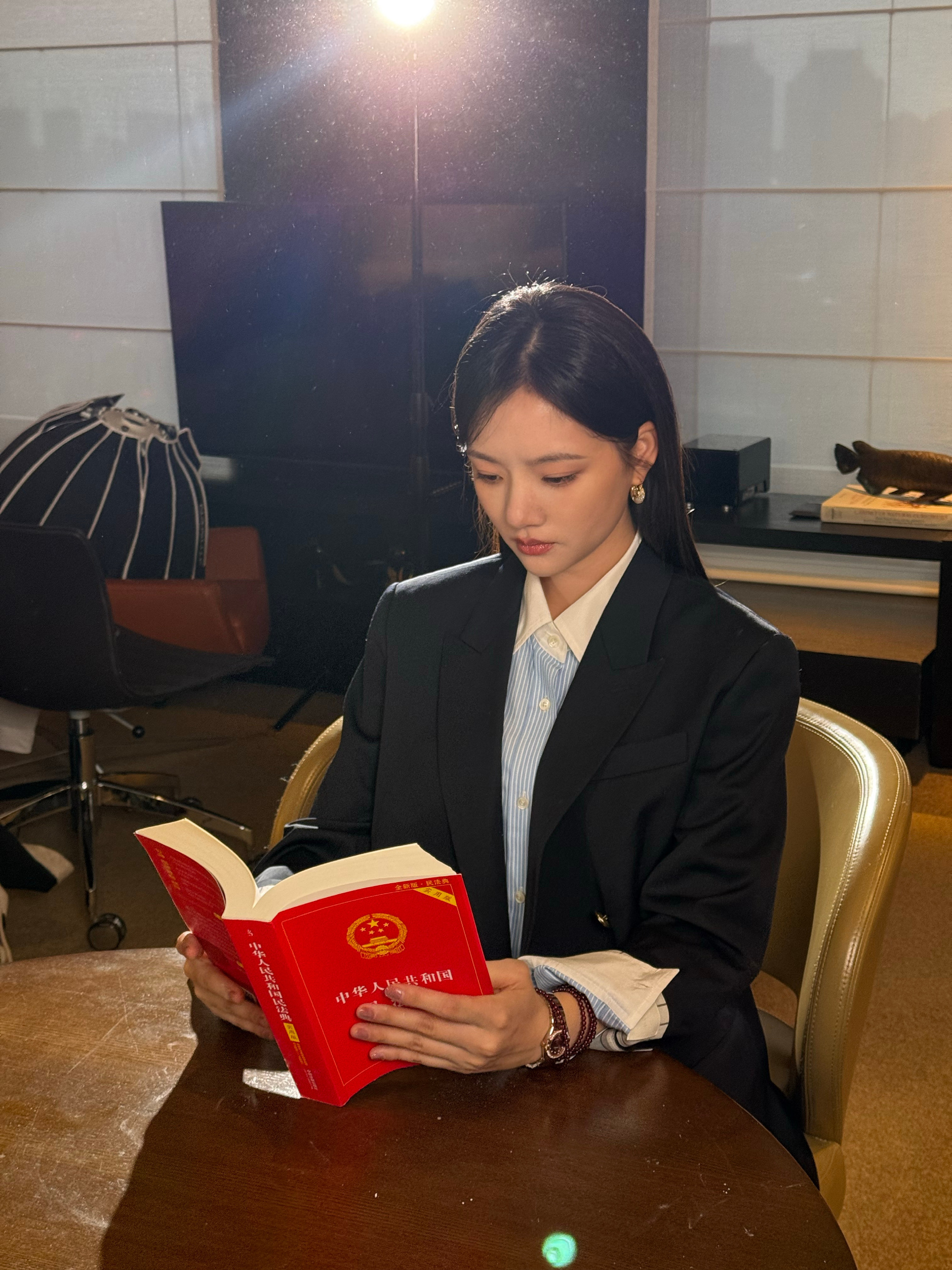 任敏谈新剧角色任敏用热血形容秦睿《家事法庭》直播聊到角色，有人问任敏秦律师的标签