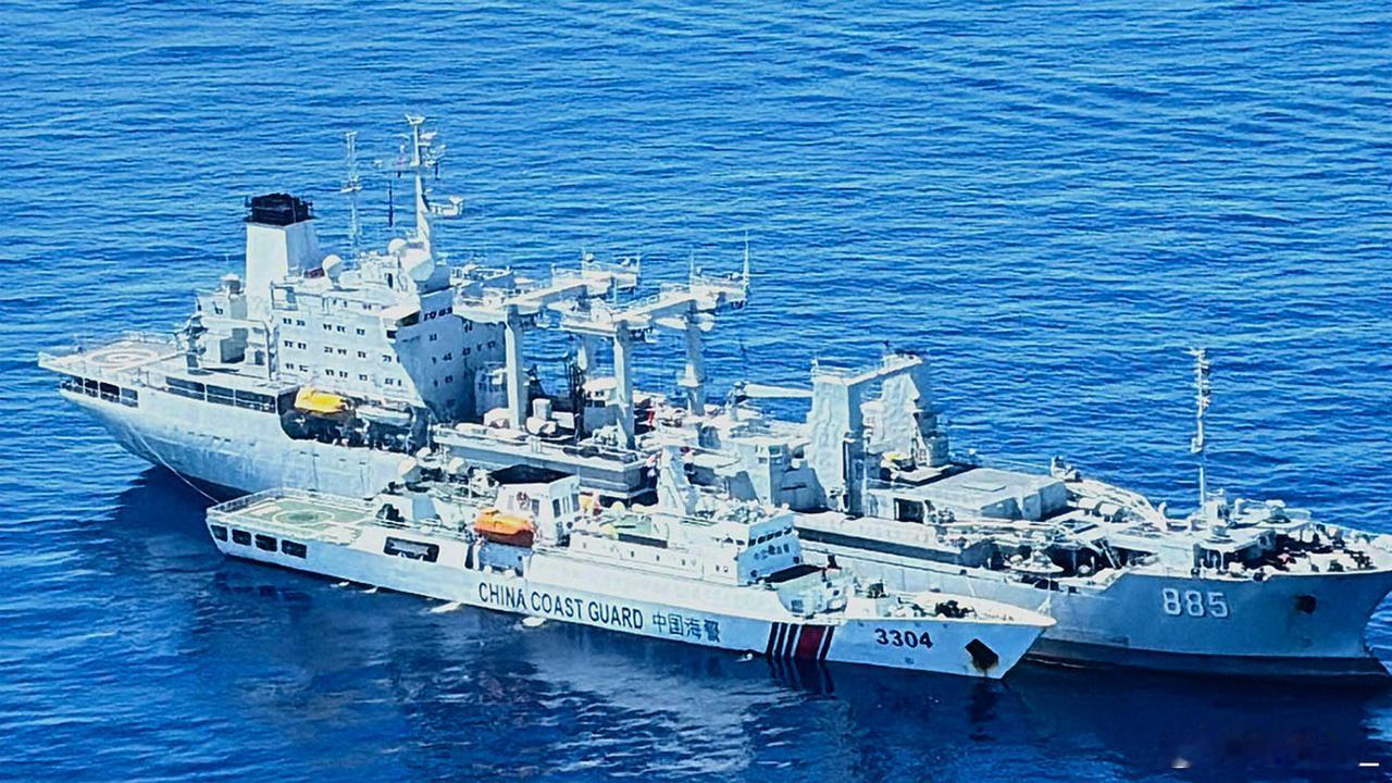 美媒等外国媒体关注中国海军补给舰在黄岩岛海域对中国海警舰艇进行补给的行动
根据菲