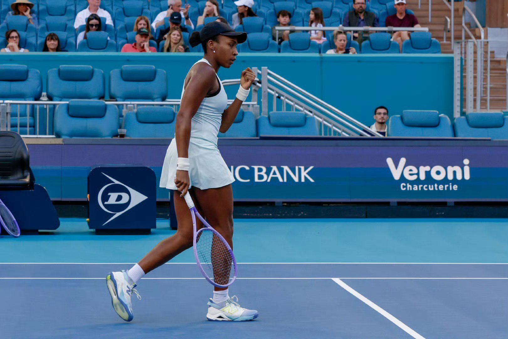 即时战况：正在进行的迈阿密站1/4决赛，高芙凭借多一次破发的优势以6-3拿下首盘