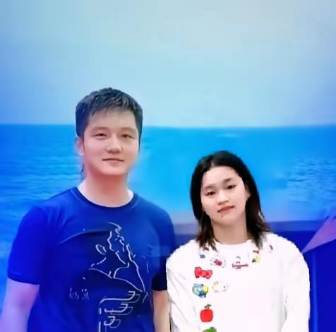 两位都是金牌得主
都在各自领域起到表率作用，为国争光，为己逐梦
但他她们都遭受过