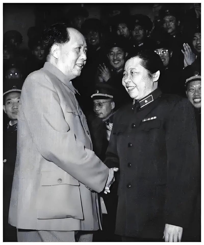 1912年3月11日，孙中山下了一道命令：劝禁缠足。

同一天，湖南浏阳，一个6