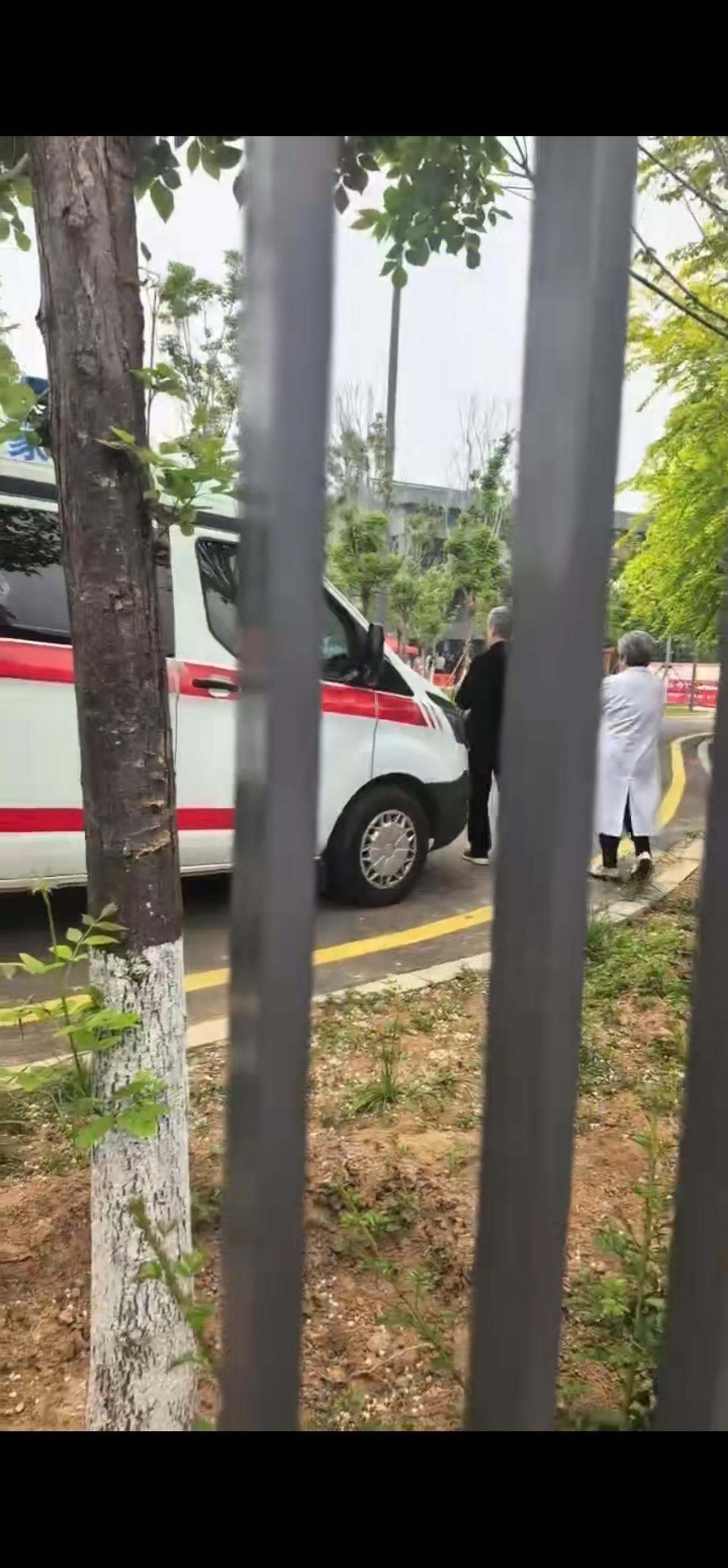 今天，洛阳中招考试体育考试继续进行中。
孩子是今天考试，考点安排在高中，家长们都