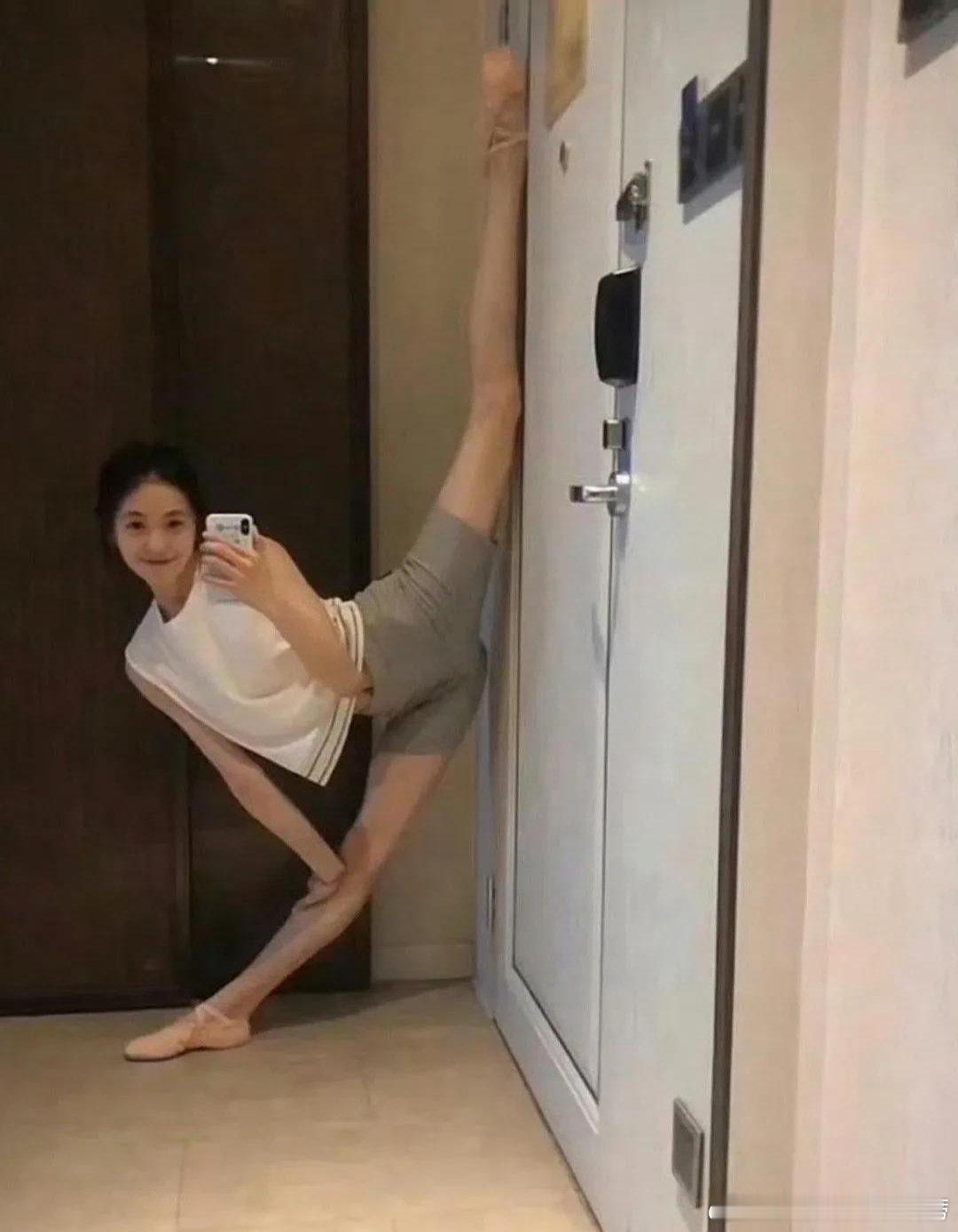 知道刘浩存跳舞很厉害，但是看到她这个柔韧性还是很惊讶 