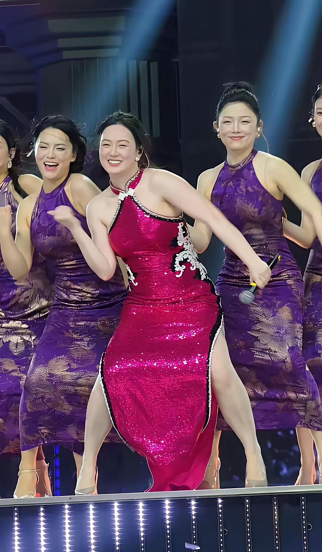 强烈建议，去掉美颜滤镜
唐艺万人演唱会