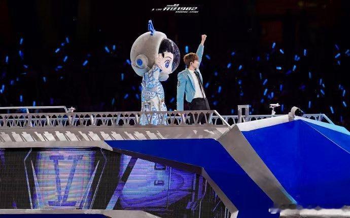 张杰你们是在和我讲相声吗前奏一响鸡皮疙瘩就起来了，杰哥全场大合唱接梗接得飞起，这