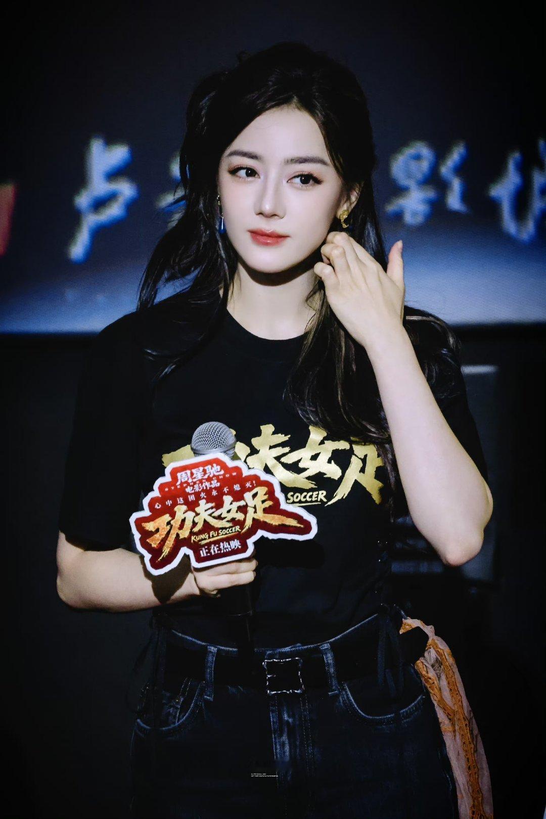 迪丽热巴姐姐这一面我等了11年好感动 我一定会见到迪丽热巴的！ 
