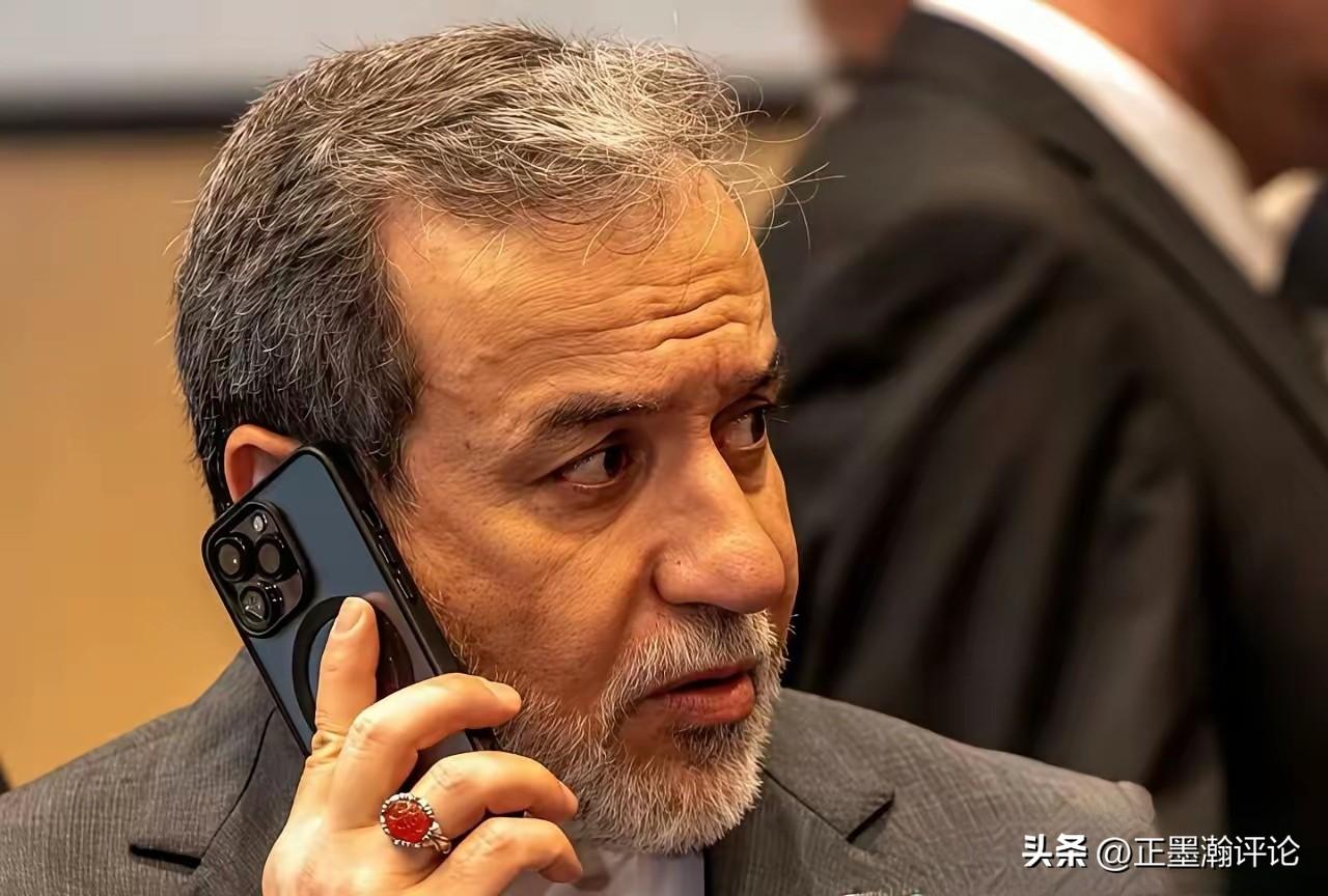图中打电话的人为伊朗外交部长阿巴斯·阿拉格齐（Seyed Abbas Aragh