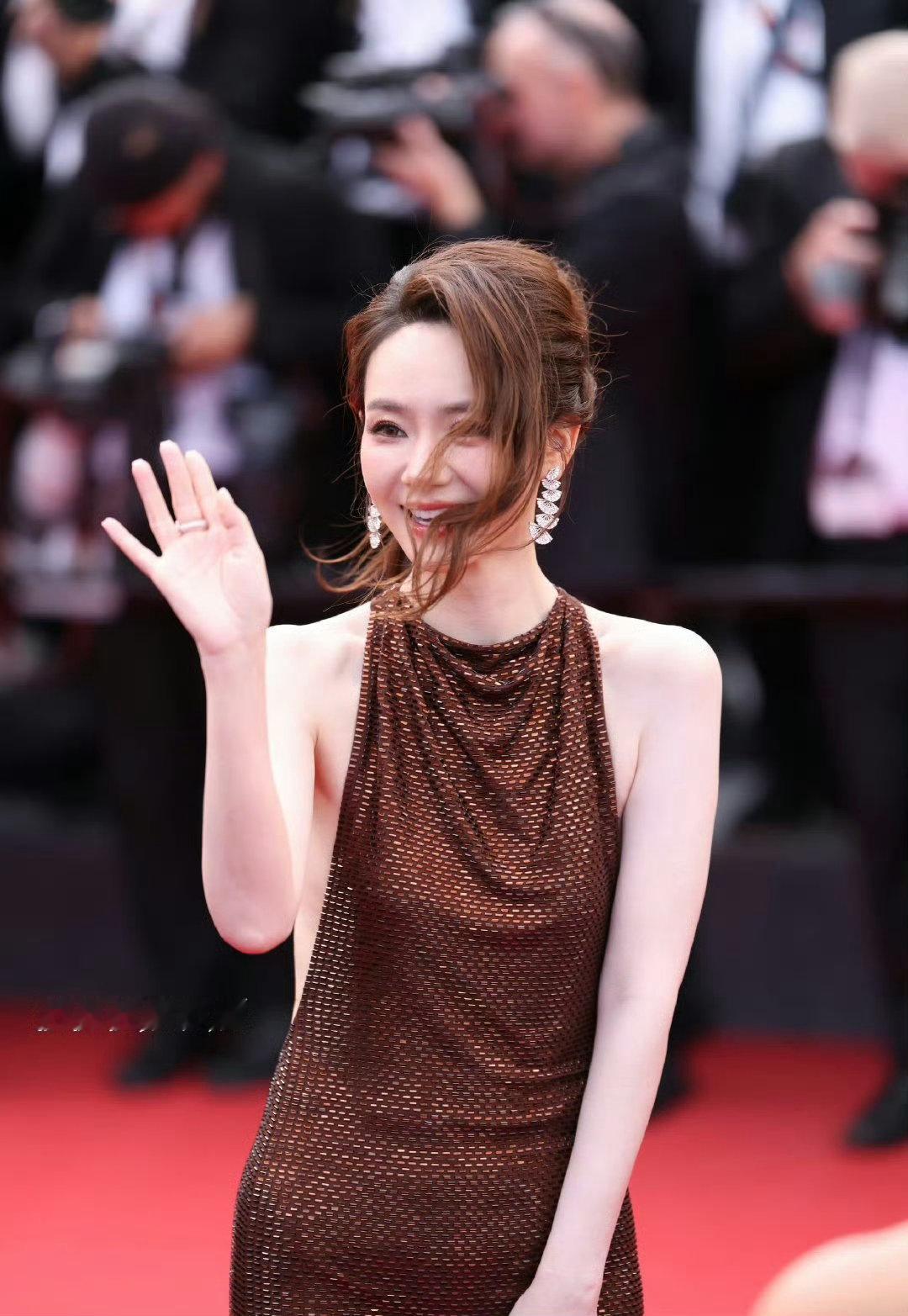 戚薇戛纳红毯戚薇戛纳g社生图戚薇戛纳红毯造型惊艳，深棕亮片礼裙气场全开，露背设计