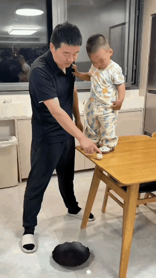 这孩子非常聪明一看就懂，将来一定是个科学家，发明家，世界就靠这一代新人。
