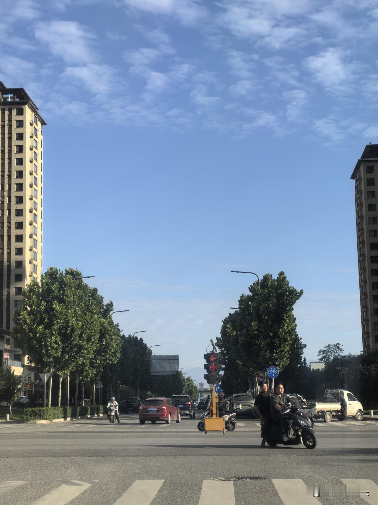 也许，近期雨下得太多。这几日，天空难得放晴，终南山的山峦才可以在这里看到。平日，