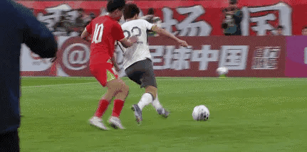 这动作怎么着都是红牌动作吧！怎么就一点判罚没有呢？黄牌也没有！就算这是友谊赛，也