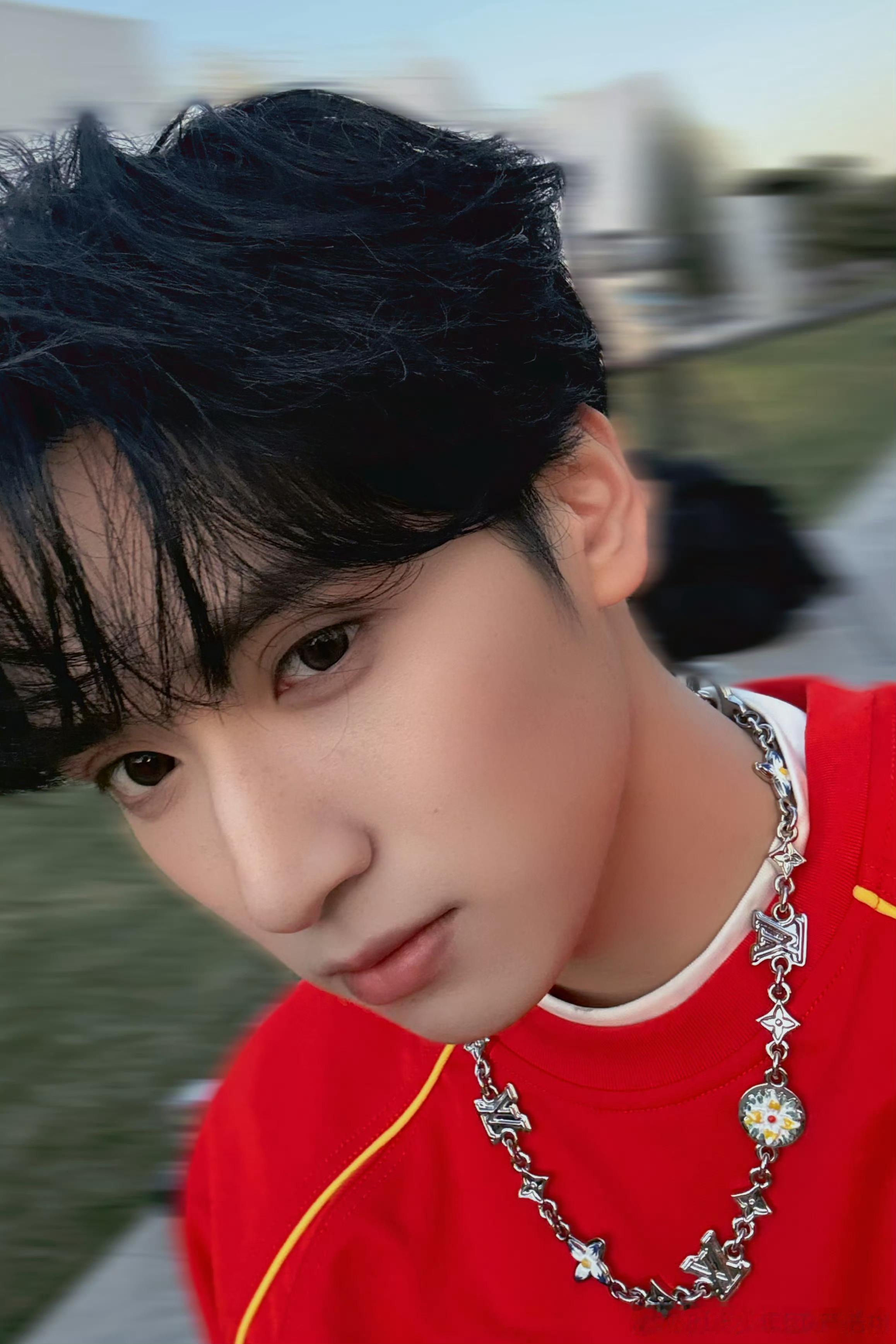 严浩翔✖️今日分享自拍两张 📷 🥰 