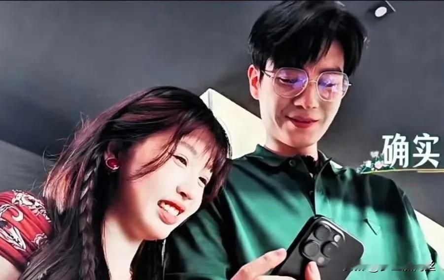 虞书欣与胡一天他们之间的互动，不仅展现了彼此的默契与情感，更是在细节中流露出了一