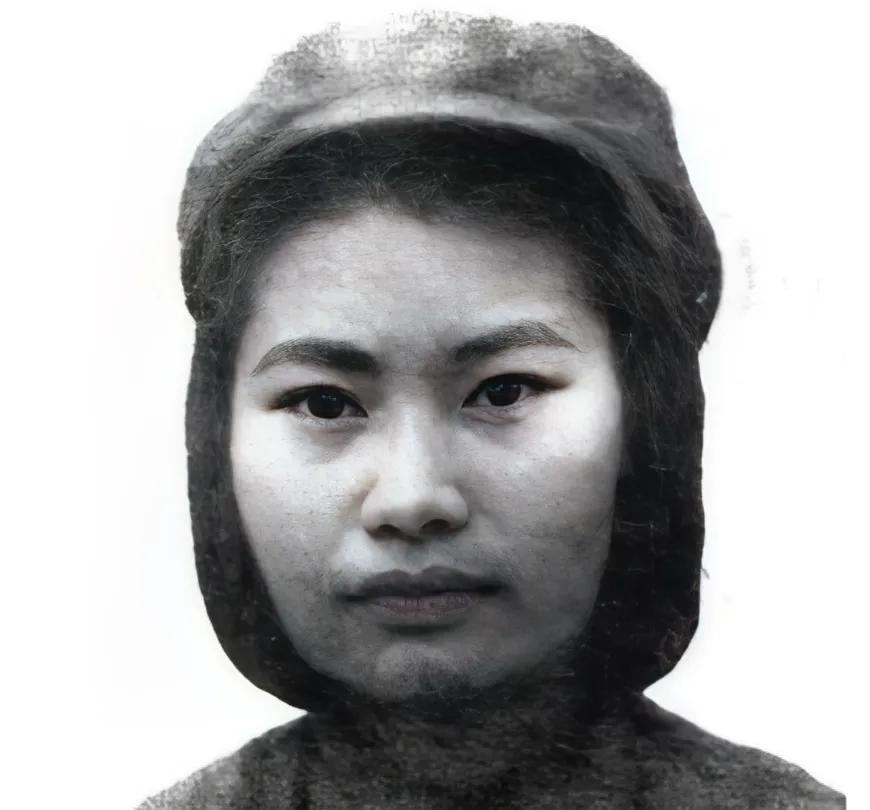 1939 年，女八路肖影被日军打得奄奄一息，眼看撑不住。这时，一日伪军过来，“啪