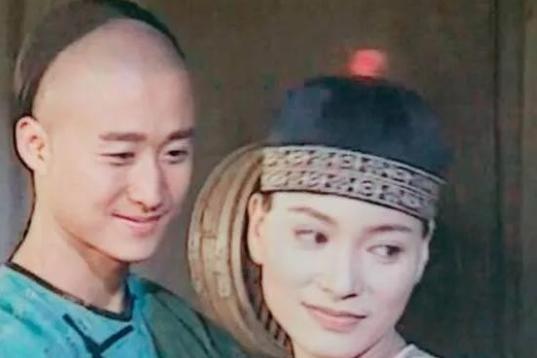 1998年，24岁的吴京向27岁的樊亦敏求婚，谁知，樊亦敏不屑一顾：“三年内赚够