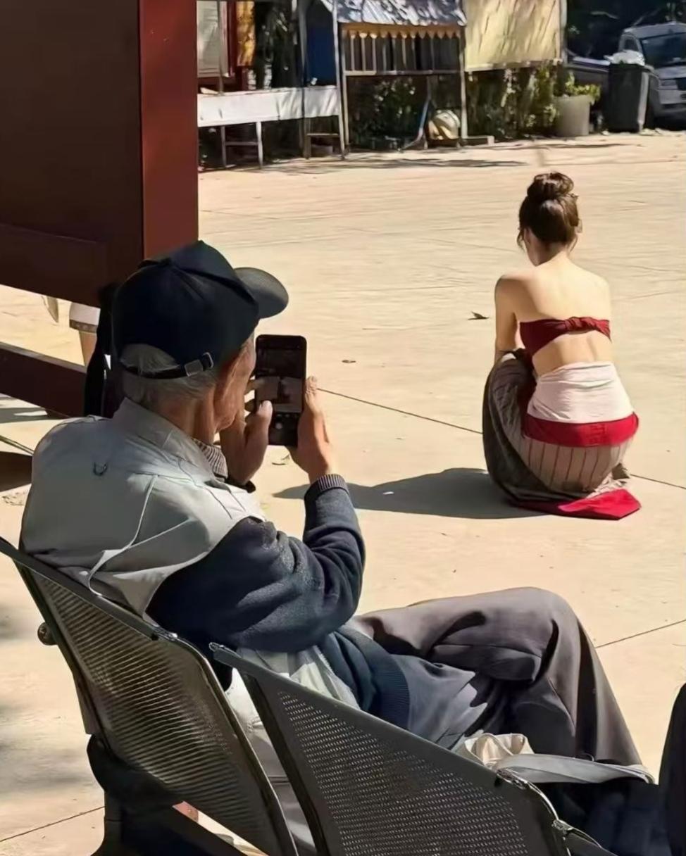 分享你的随手拍人不风流只因穷，男人至死是少年！