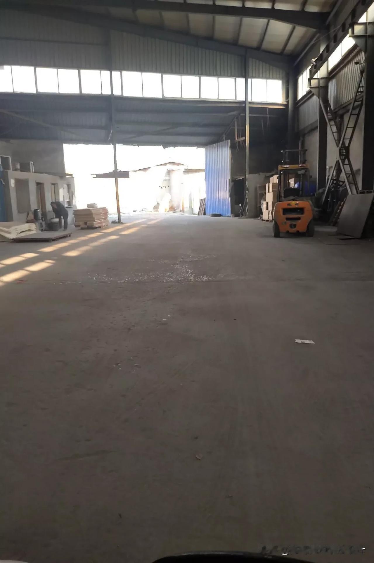 泰安的这家货站 ,罩前每天忙的进不来车 ,如今就是这景象 ,电视上除了宏大的场景