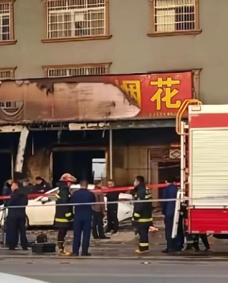 正准备给娃买点烟花来玩，
看到湖北襄阳的事情，
老公立马阻止说今年不让买了。
