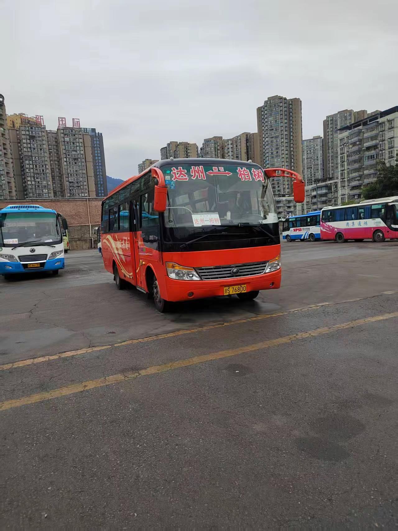 欢迎大家乘车：春运开始了每趟班次都是准时发车。