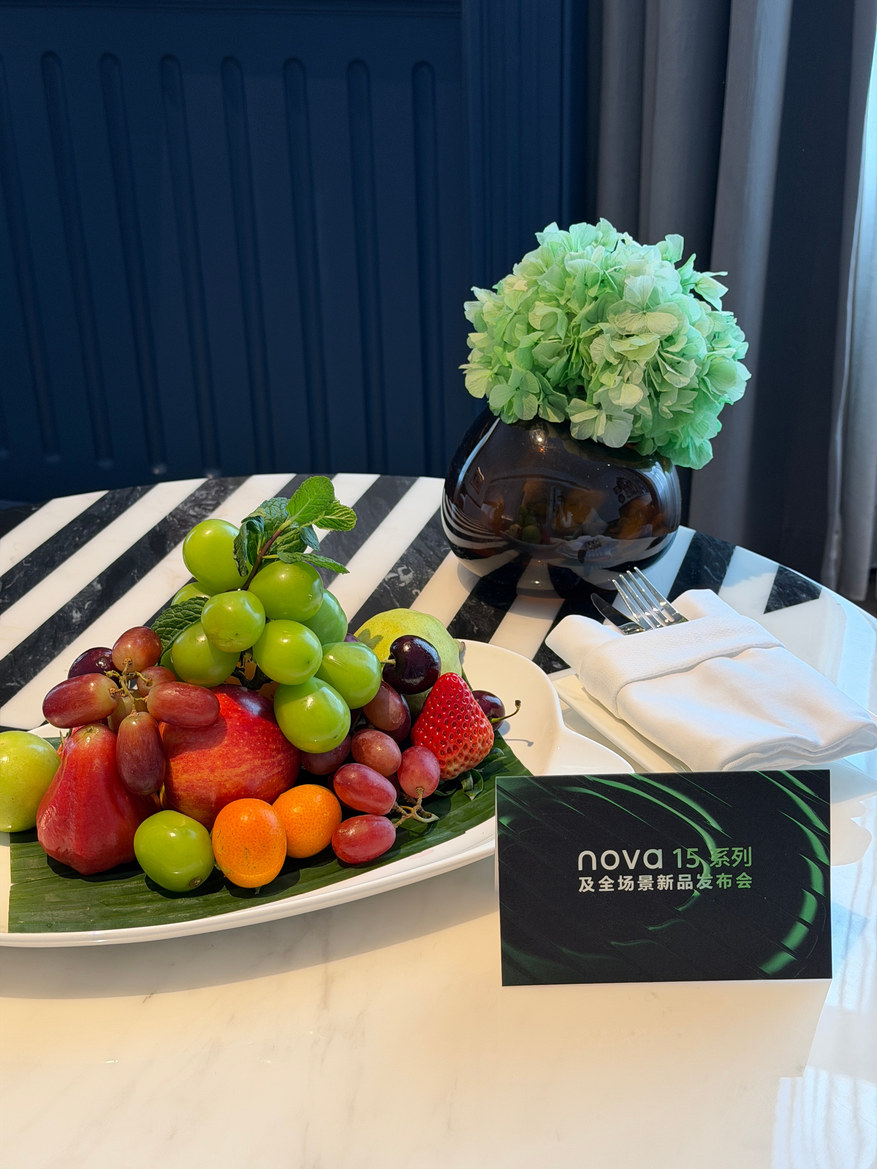 冬至了 深圳人还在穿短袖短裙从杭州过来还真是有点不适应今天住的这个酒店好漂亮 一