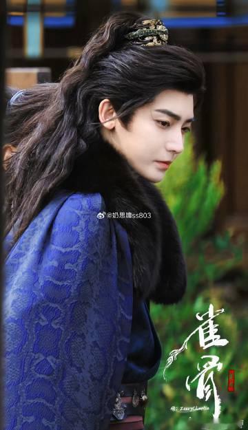 侯明昊雀骨红绸蒙眼名场面 造型师把红绸蒙眼做成了一场视觉献祭，战损的红衣、凌厉的
