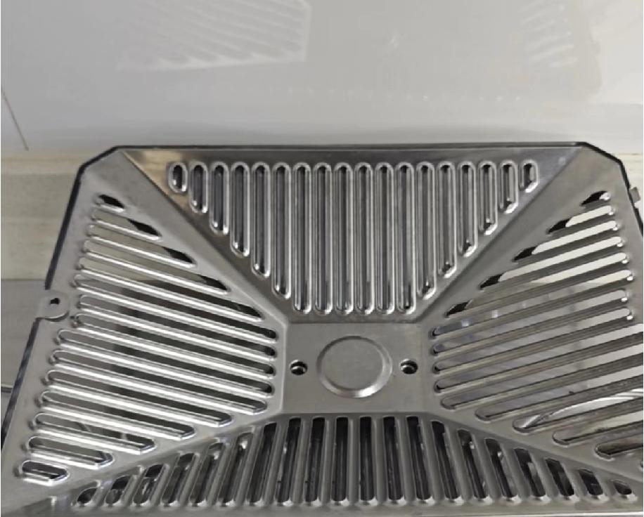 清洗完油烟机居然发烧了，大家一定要注意！清洗时罩子用热水加小苏打和洗洁精刷洗，内