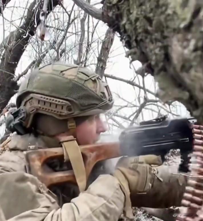 俄乌战场依旧炮火连天，此时此刻，普京来到了印度，并且亲自开启了浏览车，莫迪坐在车