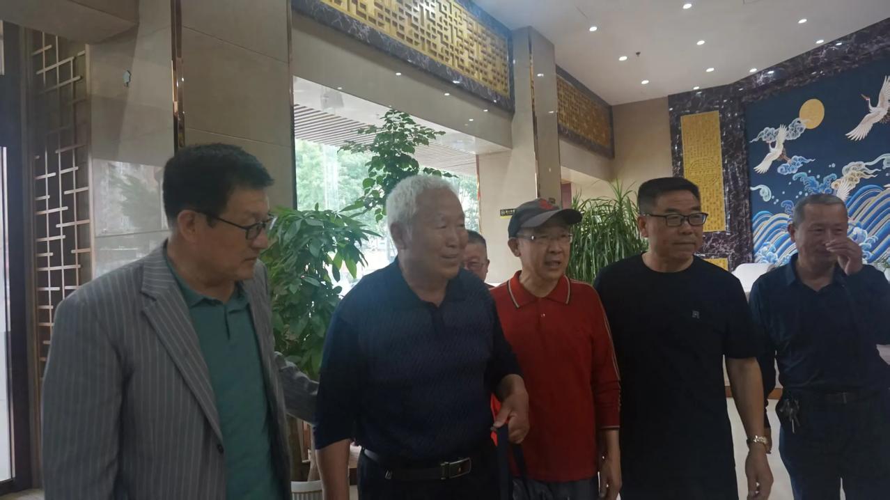 诸城二中四十二周年同学聚会

重聚东南华堂。
叹岁月匆匆鬓染霜。
念别来朝暮，