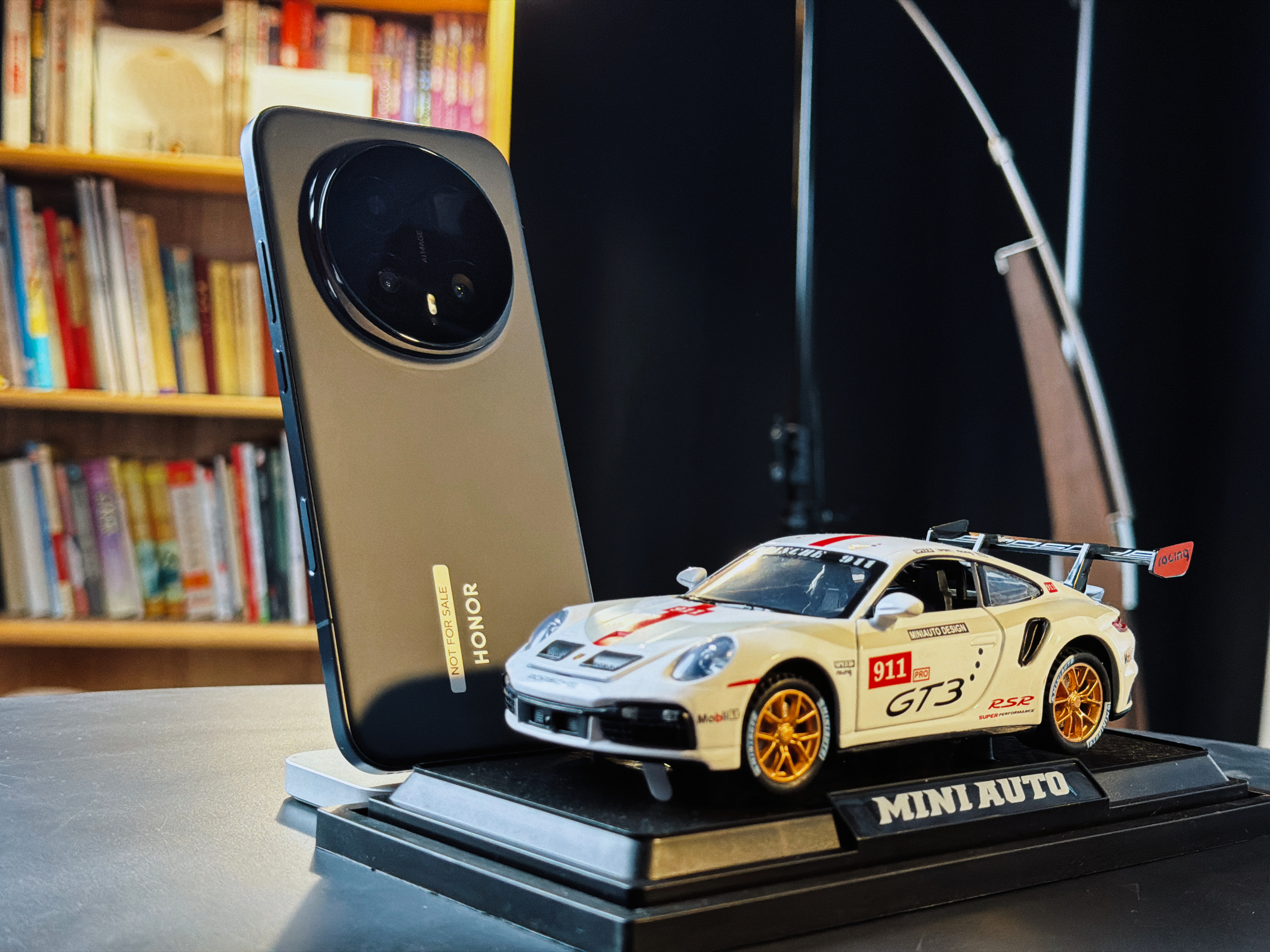 荣耀Magic8Pro到手随拍。📷 绒黑色的配色质感不错，背板是那种雾面的，搭