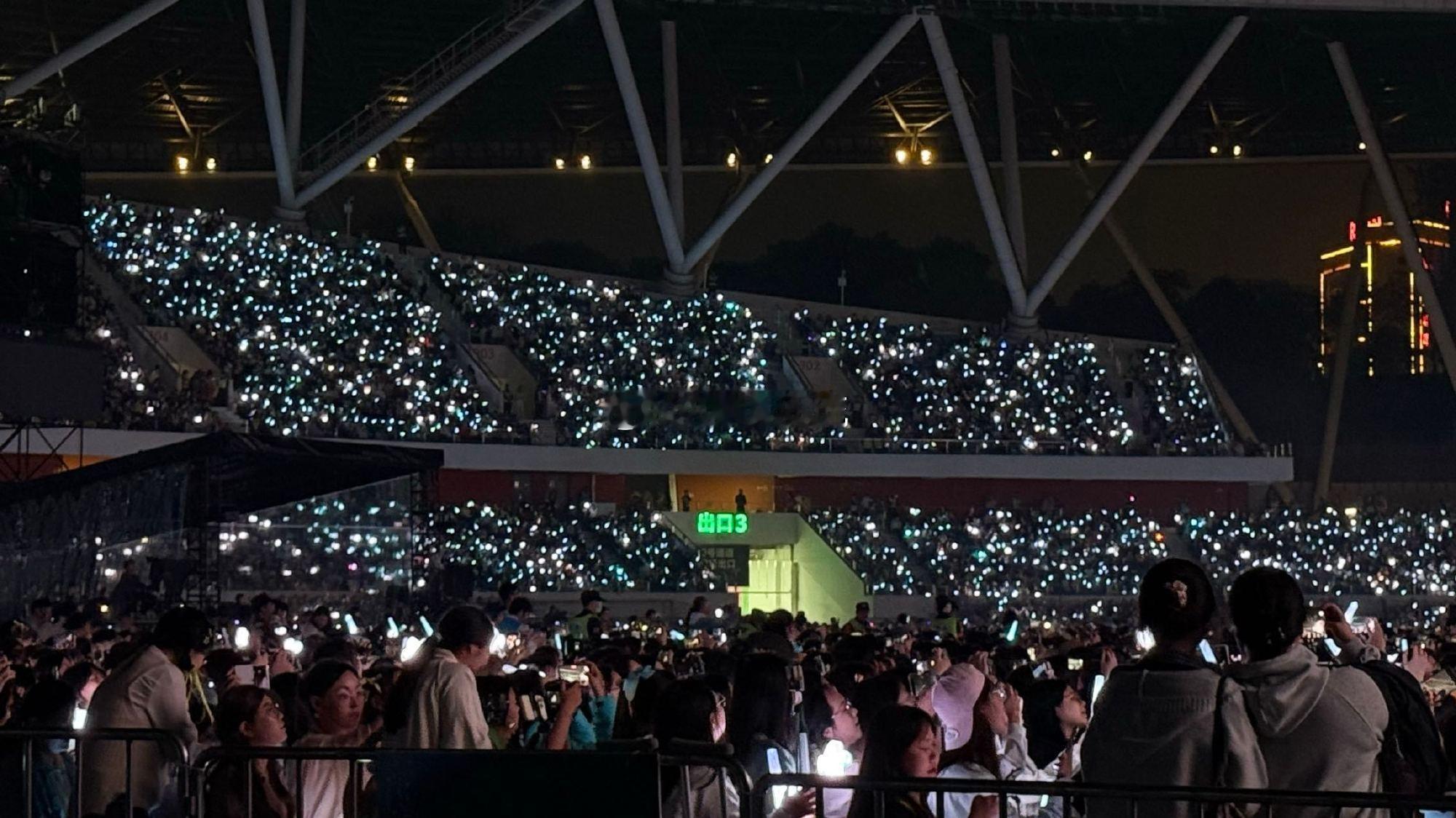 张远佛山跨年演唱会上座率谁看了不说一句张远值得！20251231佛山跨年演唱会，