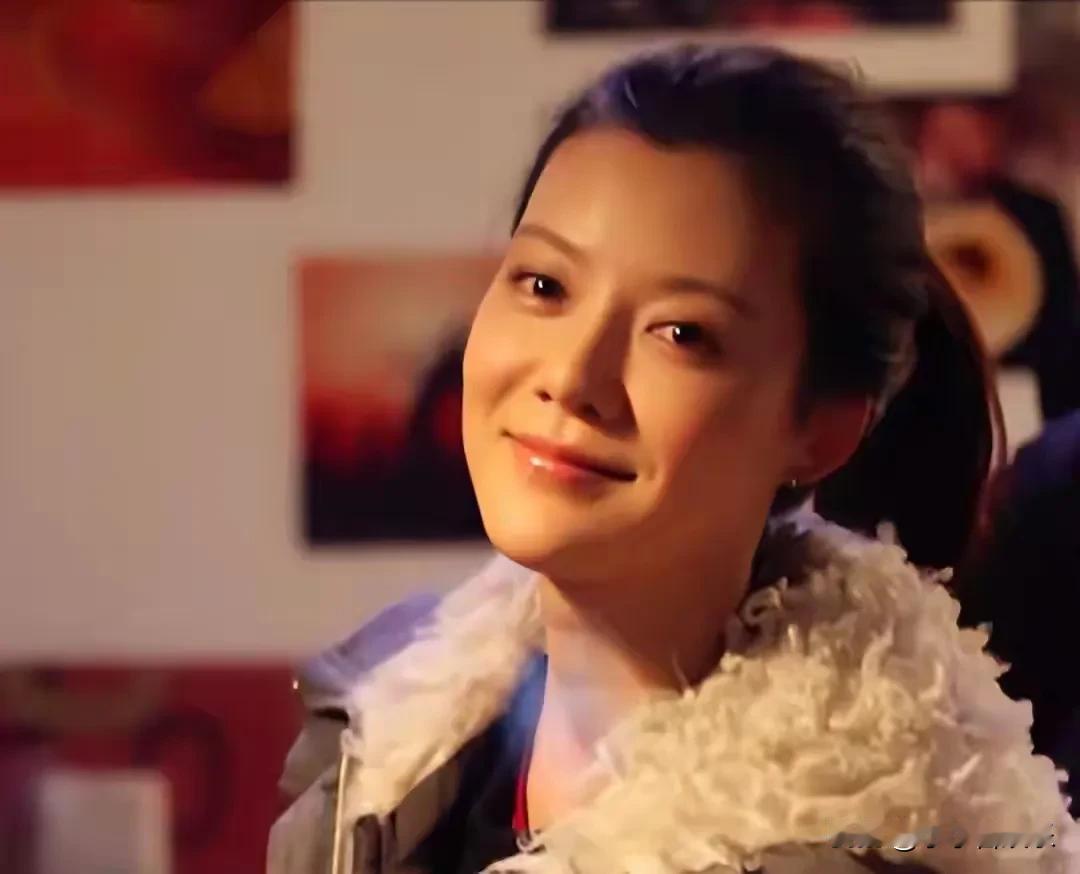 车晓变了，变的不只是脸。

曾经的气质女神，如今投身直播带货，眼神呆滞地念着提词