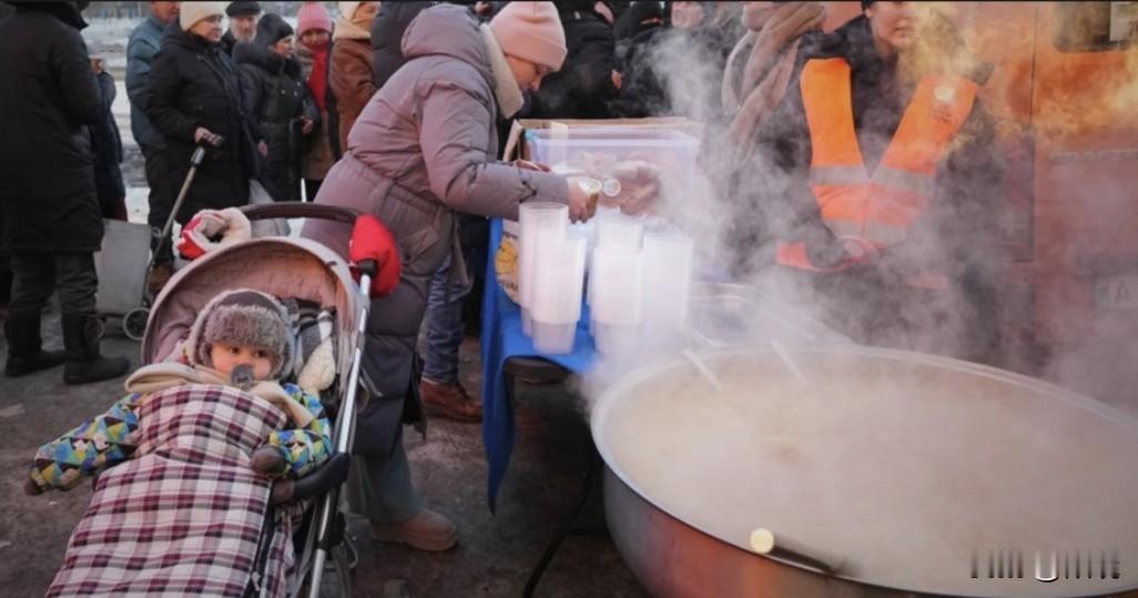 基辅版“活着”，战争让老百姓家庭遭殃

国际新闻报道：在乌克兰首都基辅志愿者用勺