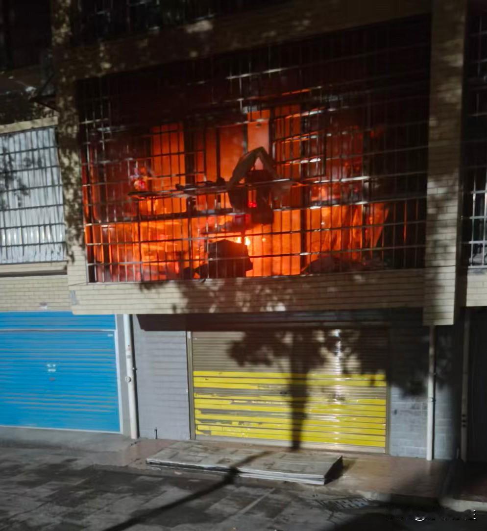 是不是到了大火的边缘？

要不要打119报备一下？

快给点建议……火情常识 高