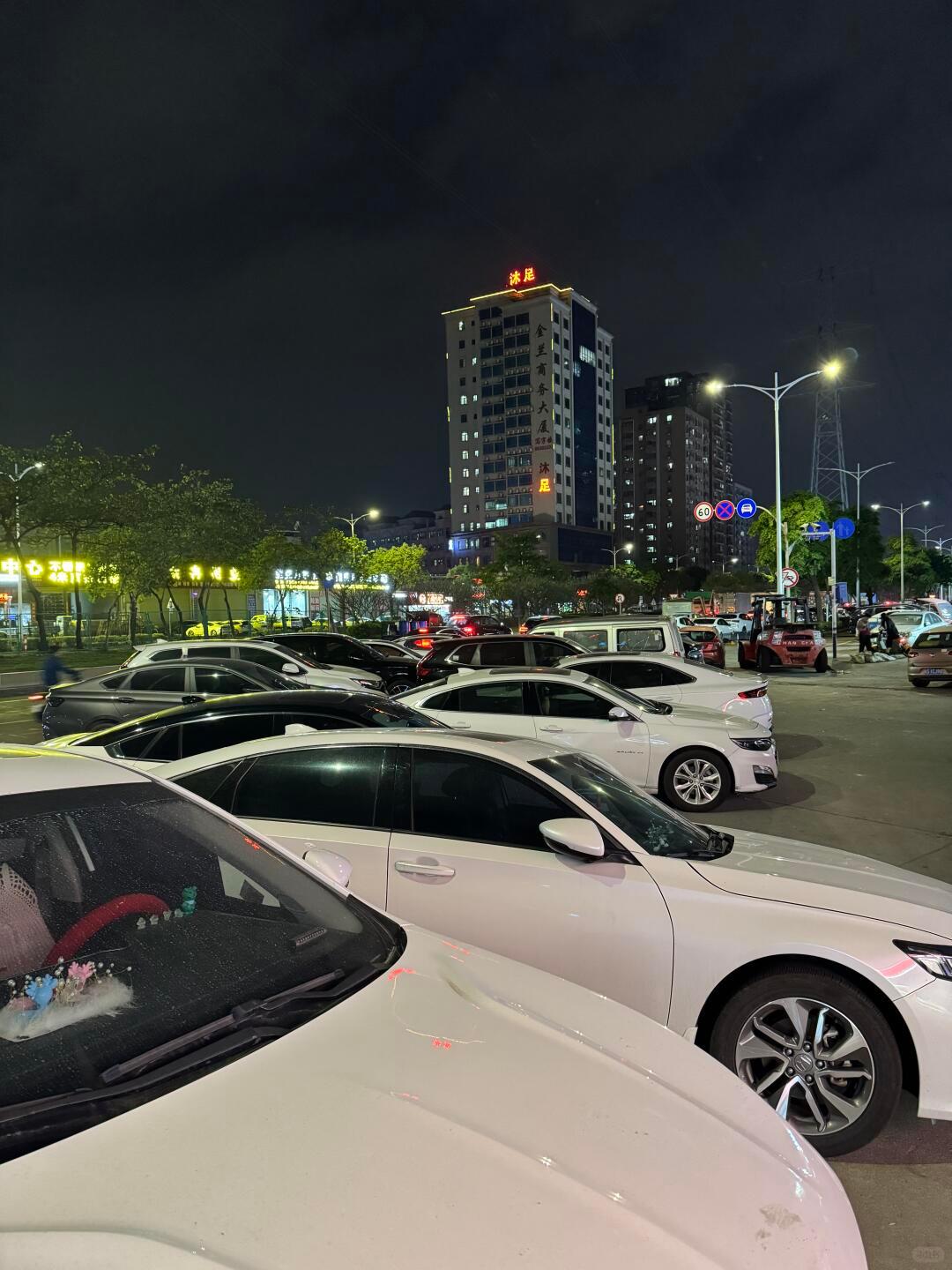 世界最大停车场，猜一个广东地名。 