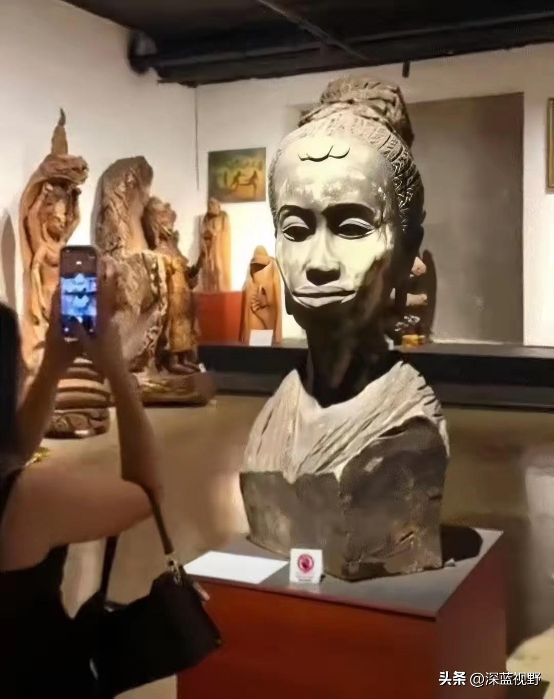 万万没有想到，女子和闺蜜一起去博物馆参观文物，结果二人参观过程中，就注意到一个古
