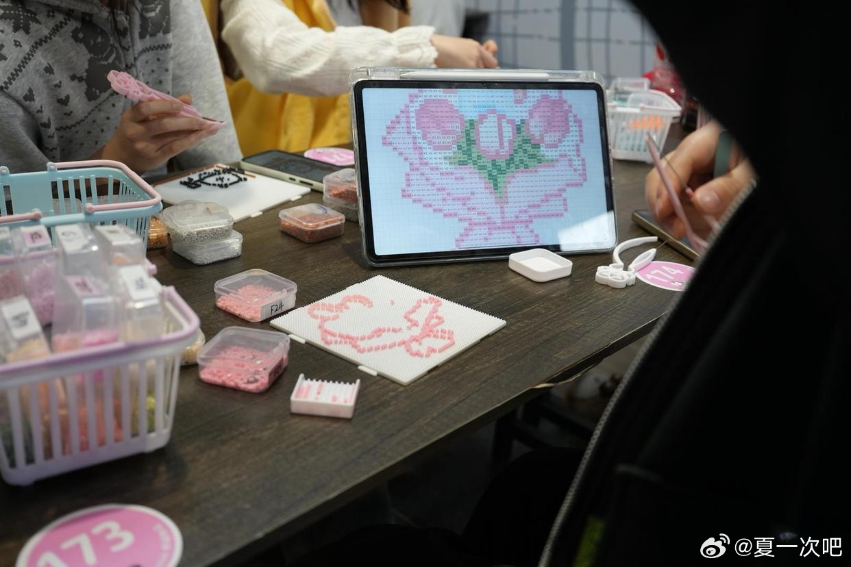 拼豆店正疯狂扩张！把彩色塑料小豆子作为基本材料，排列在模板上形成创意图形，用熨画