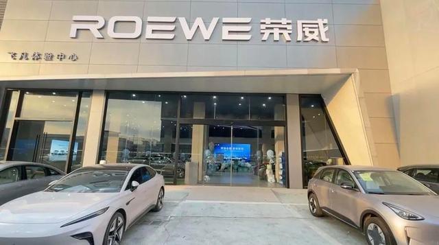 时至金秋，上汽乘用车旗下双雄——荣威与飞凡，迎来了历史性的新篇章。自2023年9