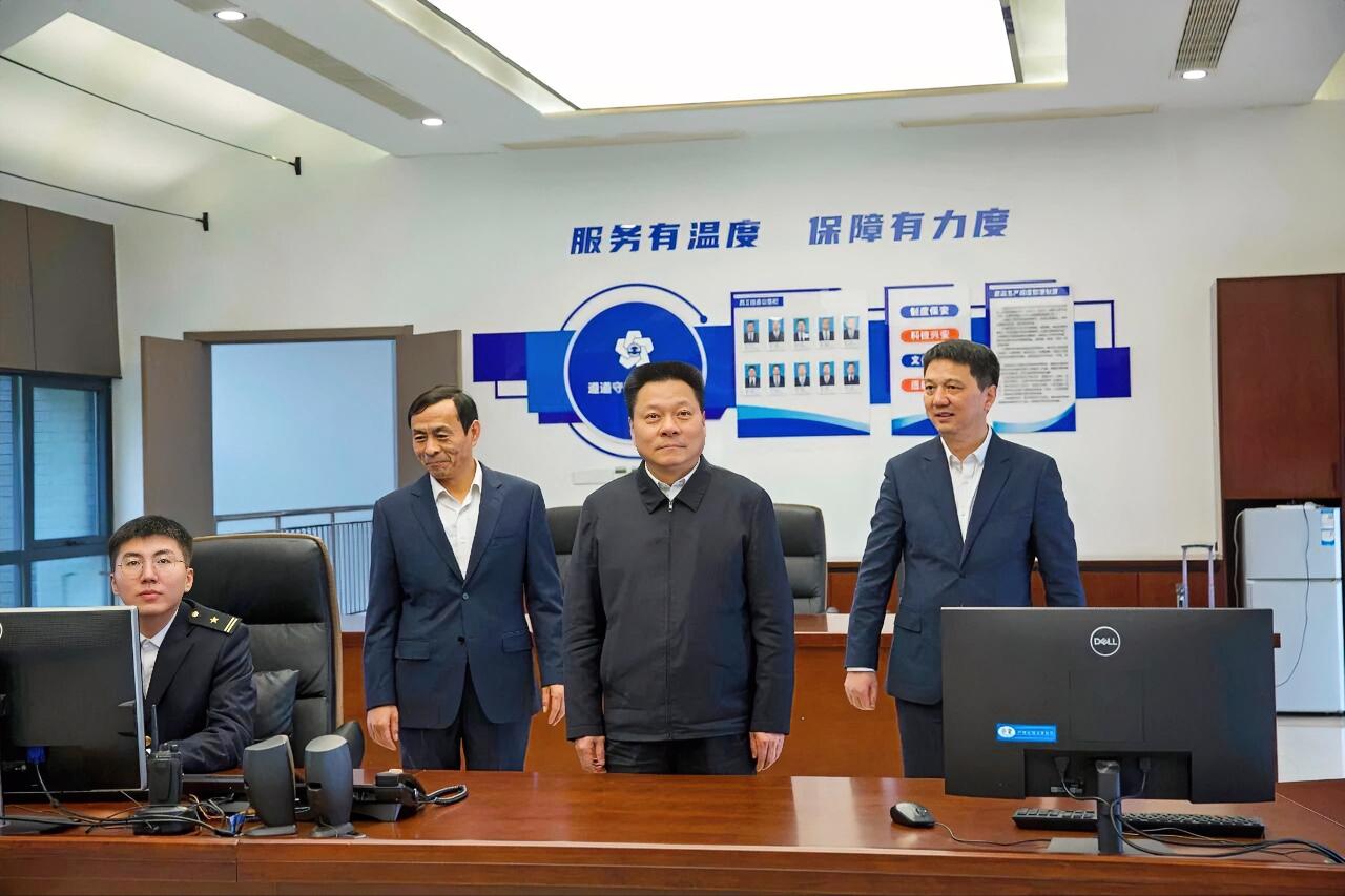 近日，江苏交控党委书记、董事长王先正到镇扬交科调研，听取镇扬交科经营管理、改革发