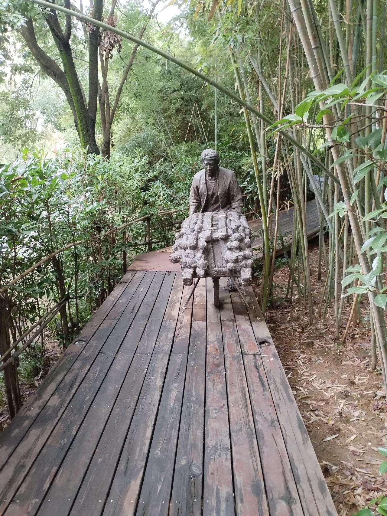 红花叠叠娇
这是最贴合春日庭院景致的经典对句，“红花”与“绿叶”形成天然的色彩呼