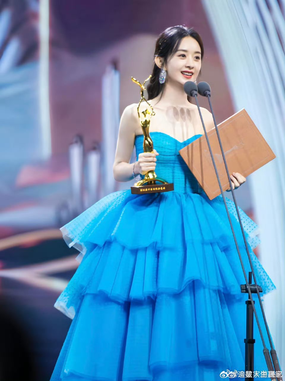 赵丽颖我少女时代的女英雄岁月沉淀下来的是赵丽颖更从容的姿态，姐姐节日快乐 