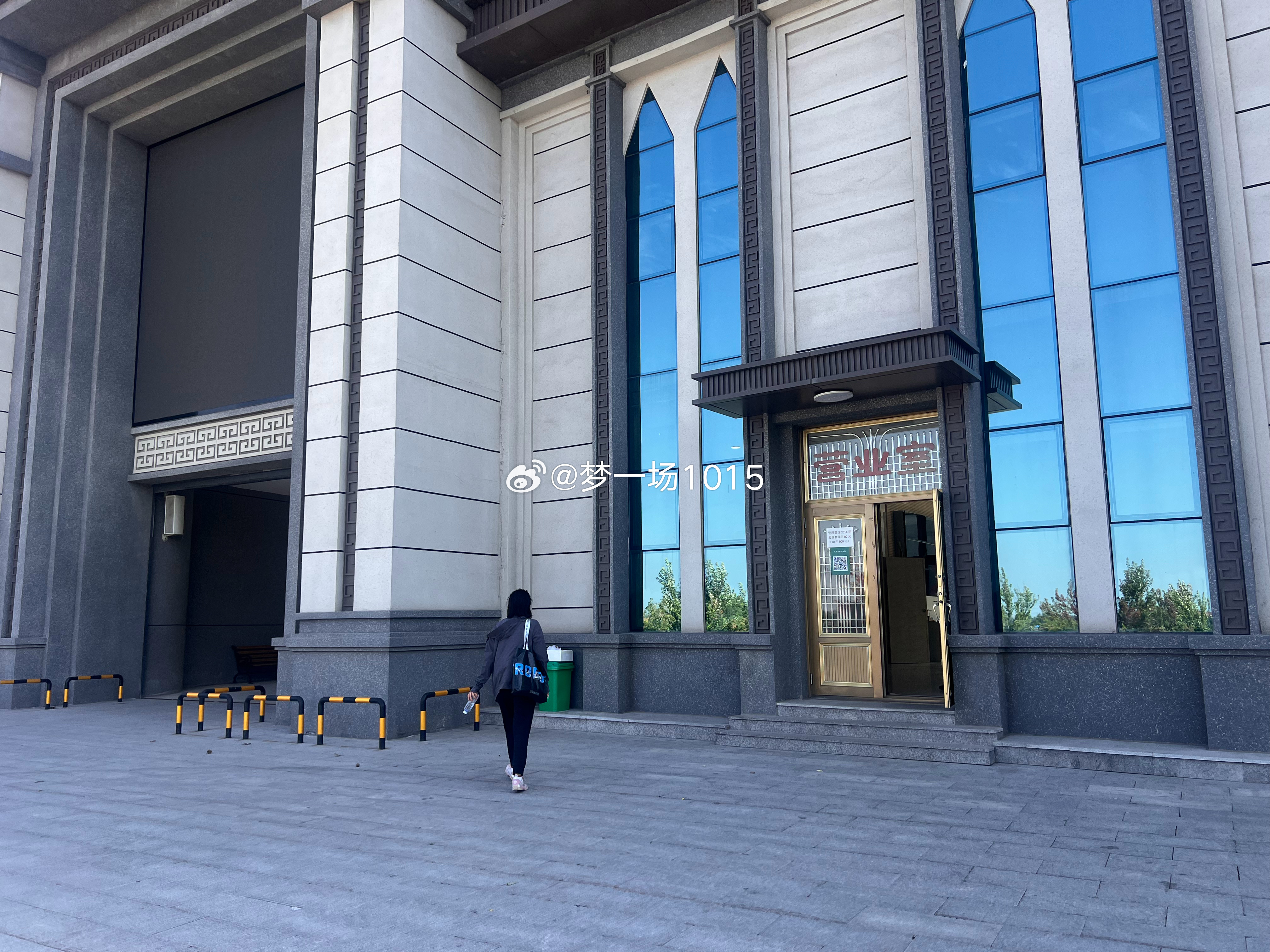 陪闺蜜去公墓办理碑文刻字事宜，事情一步步办理，逐渐走到终点。 ​​​