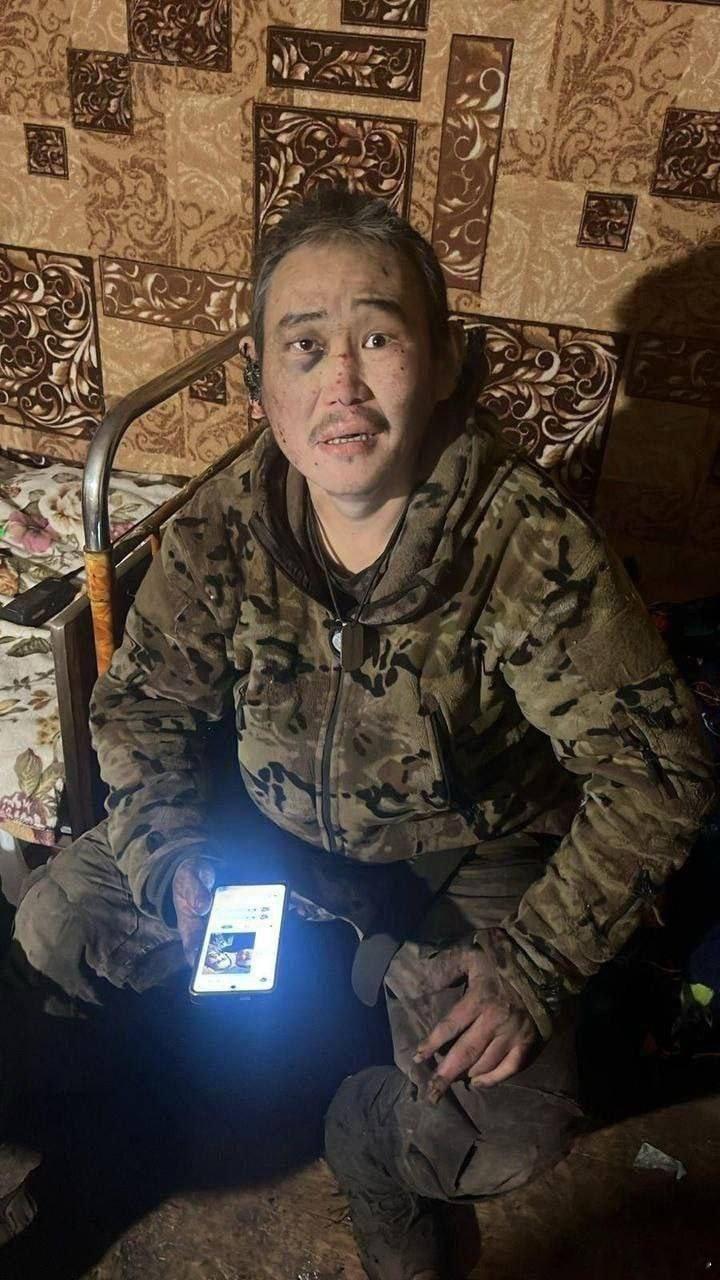 去年秋天俄乌冲突中的一次肉搏战以俄军士兵获胜告终。有人把获胜的俄军士兵的照片发到