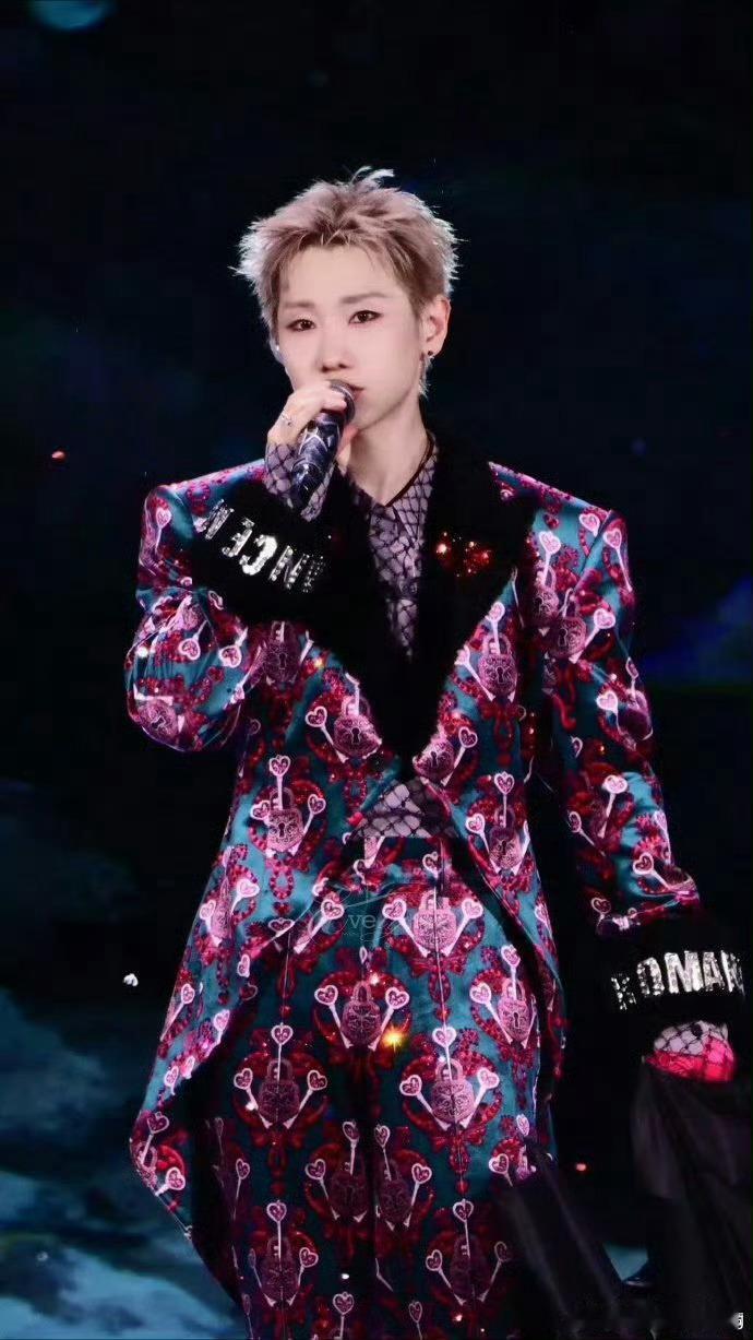 汪苏泷以一道闪电启动明日世界汪苏泷这也太明日世界了舞台开篇闪电降临，汪苏泷自带科