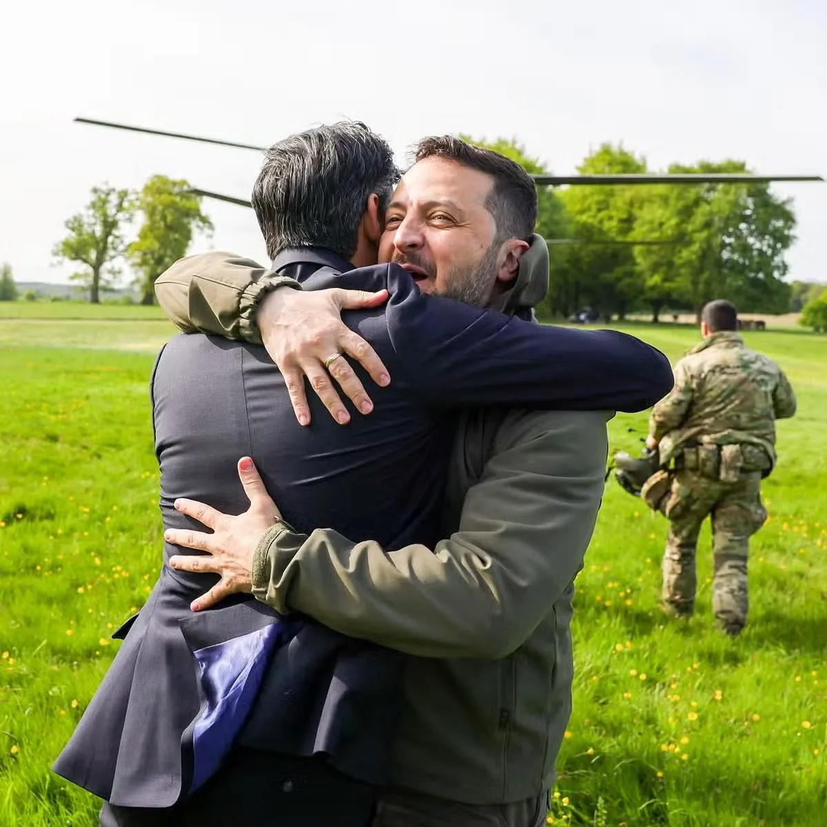 兄弟掐架前的亲密！英国首相里希·苏纳克这样表白乌克兰：
我对我们的盟友说，给泽连