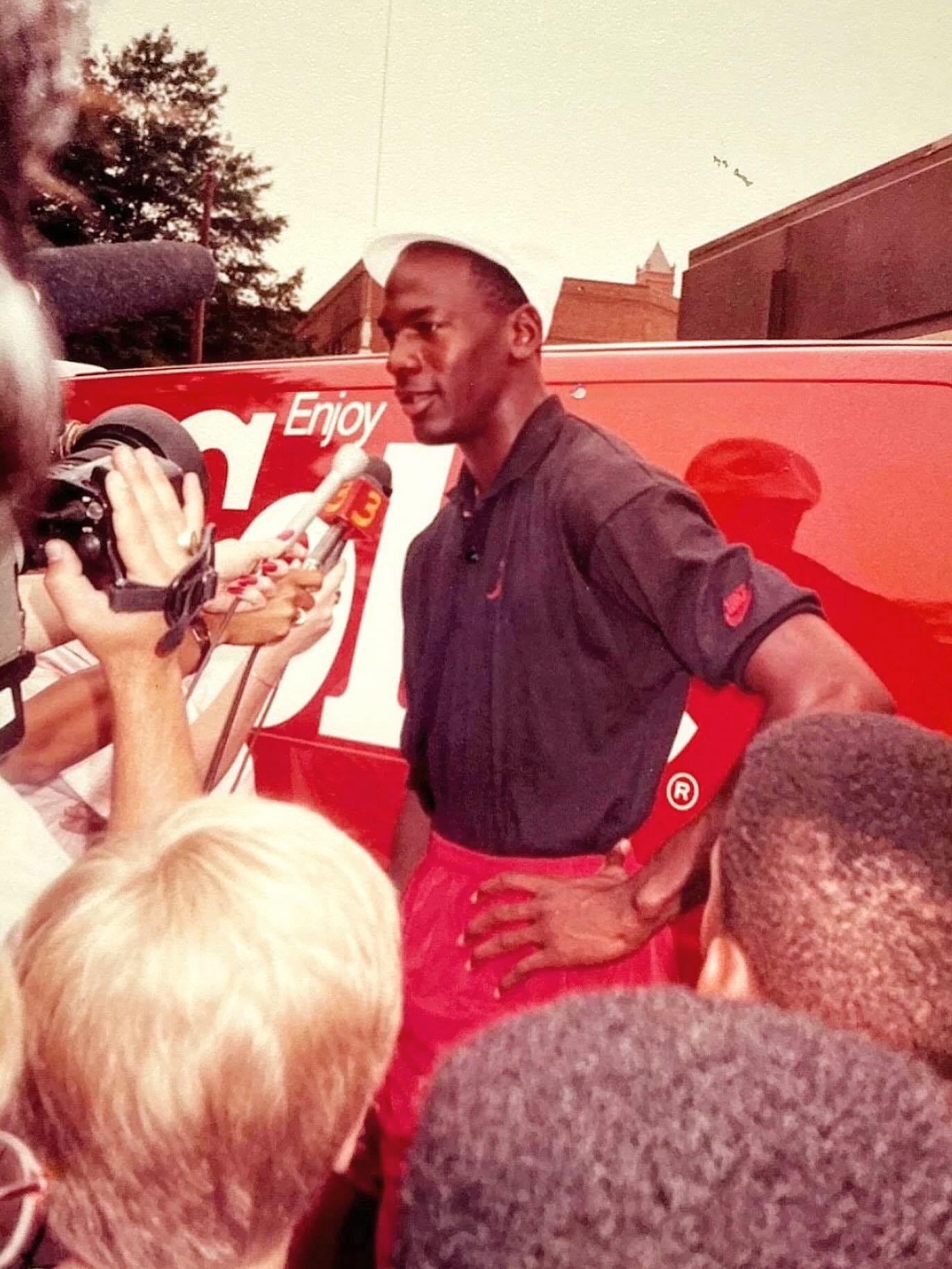 Michael Jordan 请大家喝可乐了 